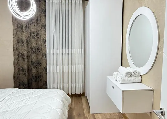 Luxury 1 Near Square 21 *