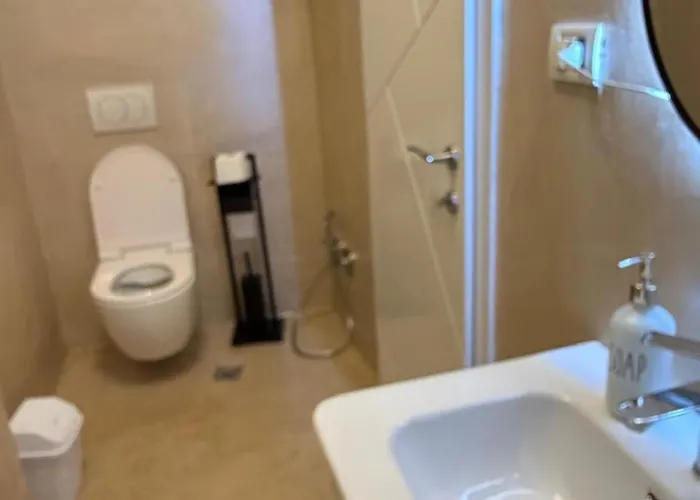 Luxury 1 Near Square 21 티라나